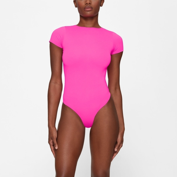 NWT SKIMS ESSENTIAL T-SHIRT BODYSUIT IN COLOR PINK HIGHLIGHTER SIZE XXS/XS - Picture 3 of 5